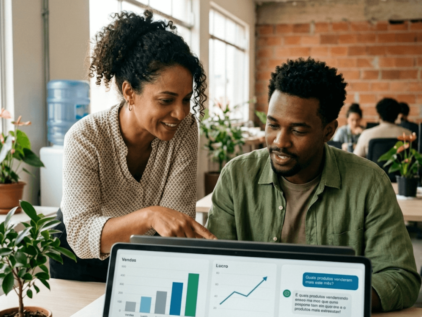 Empreendedores analisando dashboard com gráficos de vendas e lucro no notebook