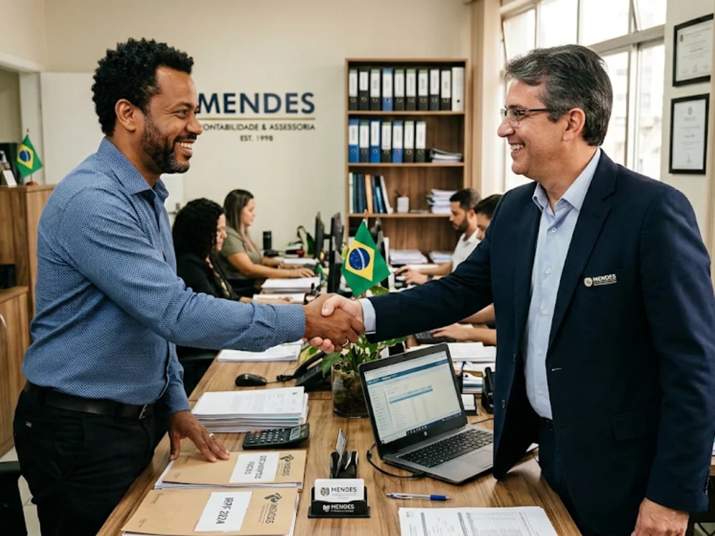 Casal utilizando sistema ERP com emissão de nota fiscal e aprovação de CBS e IBS