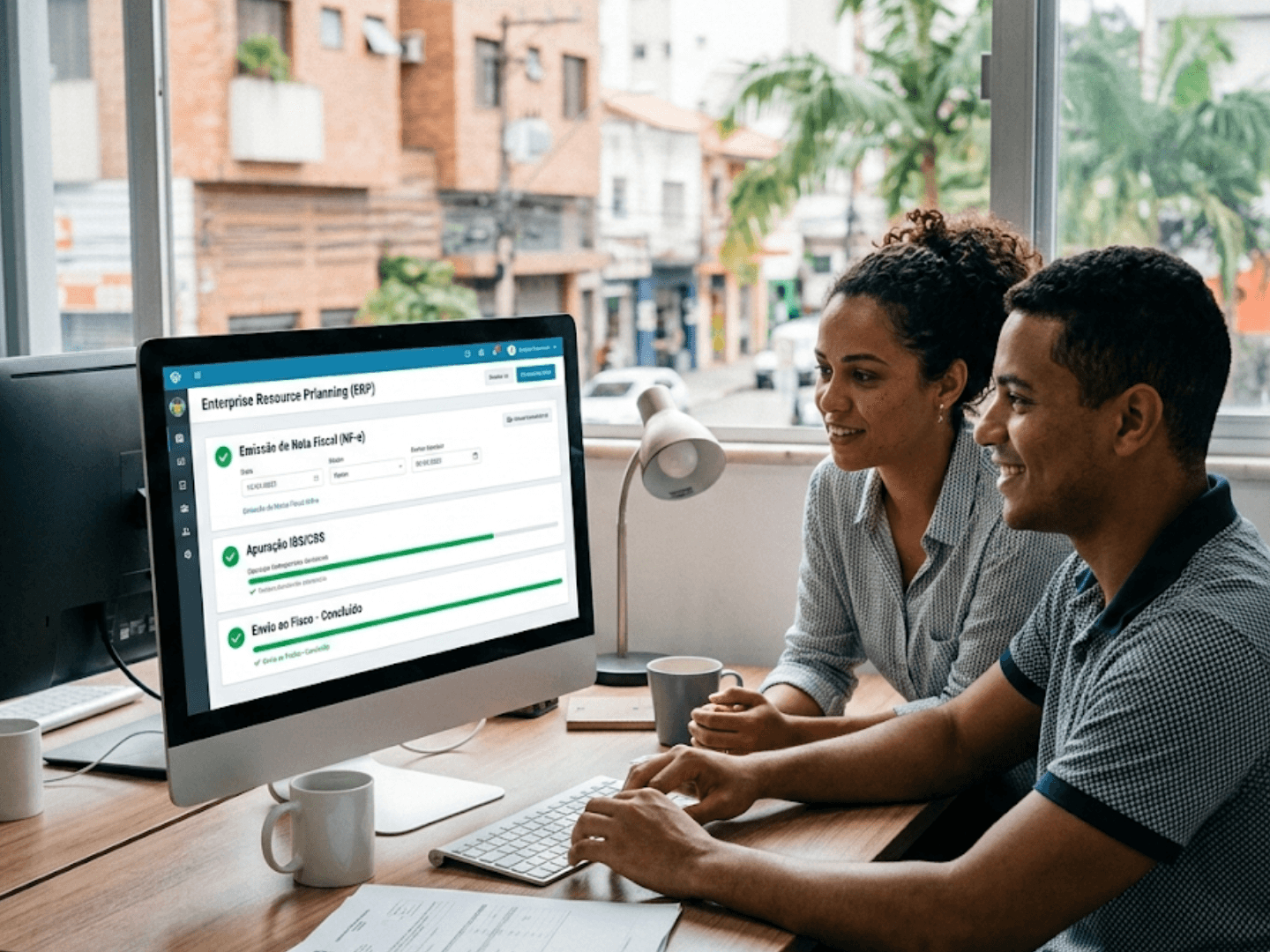 Profissionais em armazém utilizando sistema para classificação de produtos com Imposto Seletivo