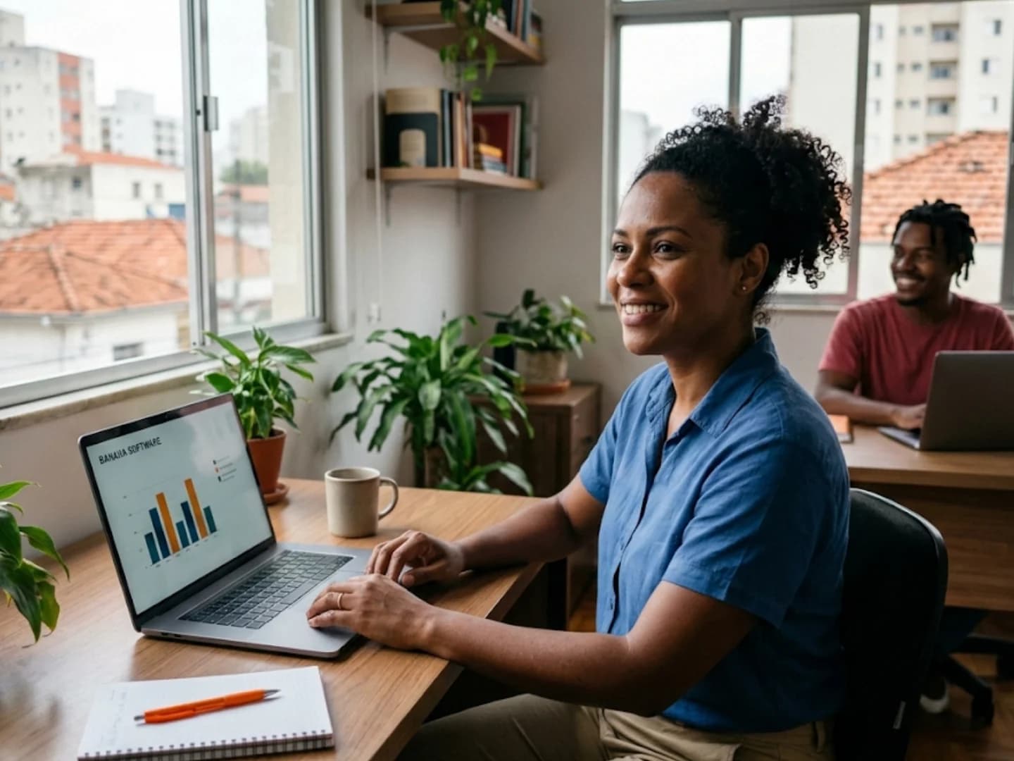 Empreendedora analisando gráficos de faturamento no laptop em coworking